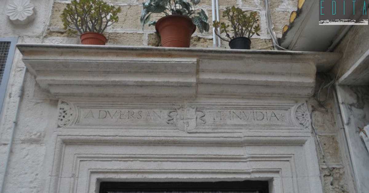 Frasi ospitali, religiose e anti invidia: i fregi in latino a Bari Vecchia